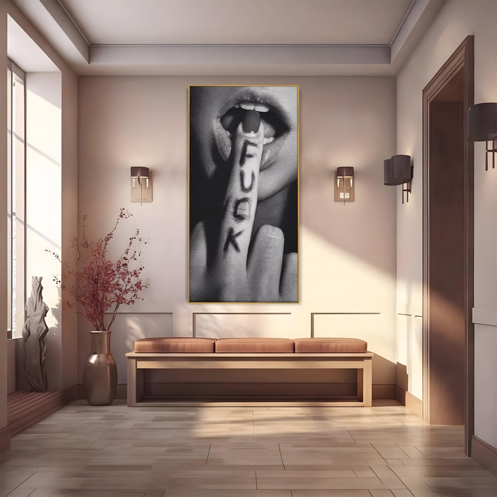 Tablou canvas cu tablou canvas cu buze si deget, in rama de aluminiu auriu
